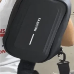 Morral con pasta frontal dura y correa texturizada